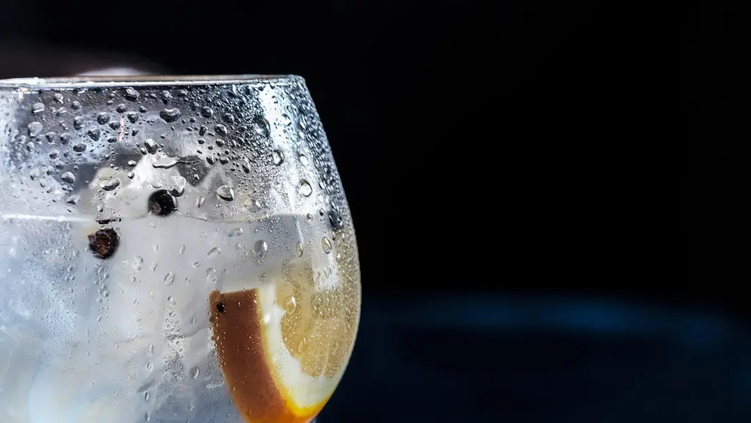 Så här gör du en fräsch drink med gin hemma illustration